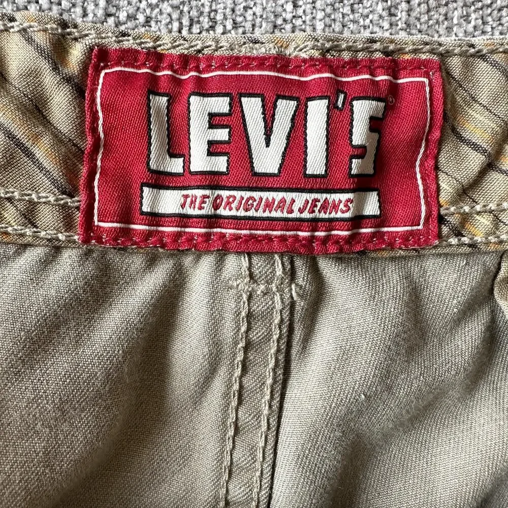 Y2K Levi’s Khaki Cargo Shorts Men’s 40 Classic Fit 11” Inseam Casual Summer